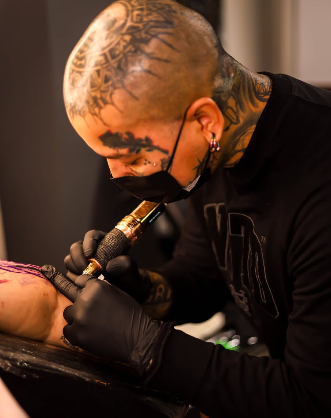Leonel, tatuador profesional en su estudio